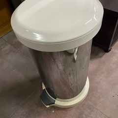 アドフィールド 吸着密閉式ゴミ箱の画像