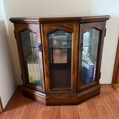 オールドカリモク家具 コロニアルシリーズ ガラスキャビネット（飾り棚／コレクションボード） の画像