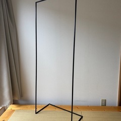  【シンプルモダン】スリムなアイアンハンガーラック／店舗什器のような佇まいの画像