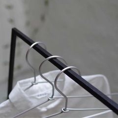  【シンプルモダン】スリムなアイアンハンガーラック／店舗什器のような佇まいの画像