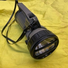 【中古】¥800  懐中電灯　光量調整可　単1×6本
 【IJ139】の画像