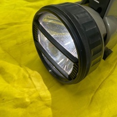 【中古】¥800  懐中電灯　光量調整可　単1×6本
 【IJ139】の画像