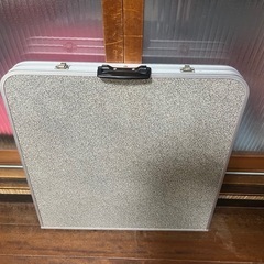 折りたたみテーブルの画像