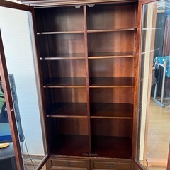 高級感あるクラシカルガラスキャビネット／飾り棚（アンティーク調・木製・収納棚） の画像