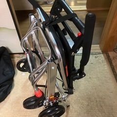 介助用車椅子　折り畳み式の画像