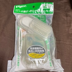 新品ピジョン鼻吸い器　中古ブラシ&くし　ベビーピンセット　の4点セットの画像