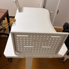 ゲーミングデスクの画像