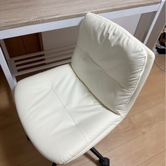 椅子と机のセットの画像