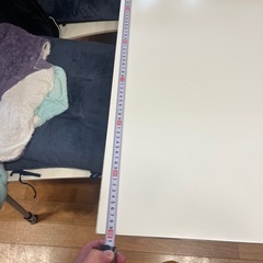 テーブルと椅子4脚
の画像