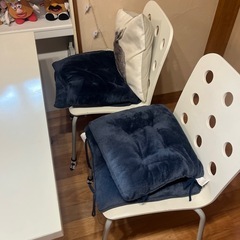 テーブルと椅子4脚
の画像