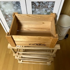 木の棚と木箱の画像