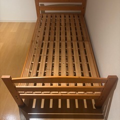 木製シングルベッドの画像