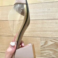 スウェード×クリア ヒールパンプスの画像