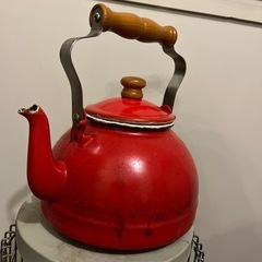 赤いかわいいやかんの画像