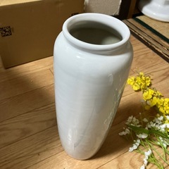 細長い花瓶と造花の画像