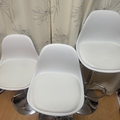 ホワイトで清潔感あり！あり！ほぼ新品のハイチェア3脚の画像