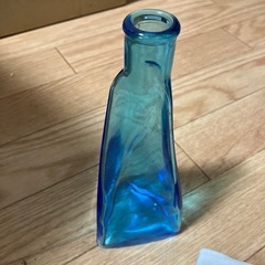 変わり型とガラス花瓶の画像