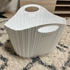 【再掲】ニトリ　ランドリーバスケット　ホワイト　　折りたたみ可能　割れありの画像