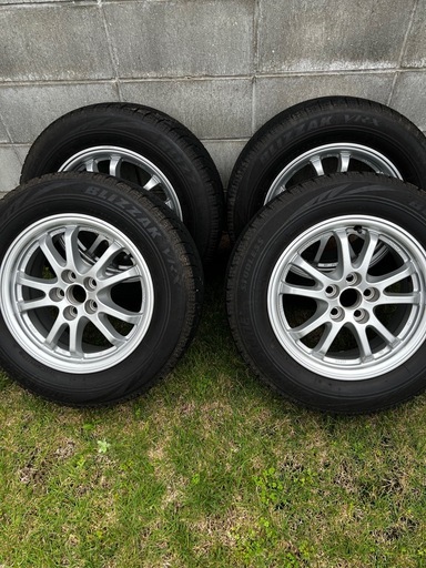 決まりました！トヨタ・プリウス純正スタッドレスホイールキャップ付き