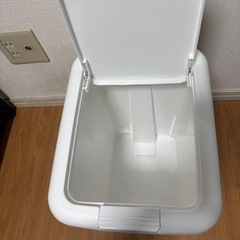 無料引き渡し　ニトリ　ゴミ箱　の画像