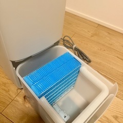 【美品】シャープ 加湿器 HV-J55-W（プラズマクラスター搭載・ホワイト）の画像