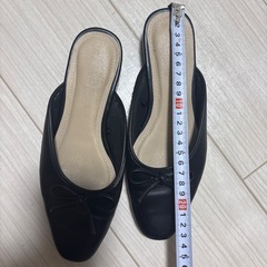 GU ジーユー　サンダル　リボン付きブラックフラットシューズ　バレエシューズ パンプス フラットシューズの画像