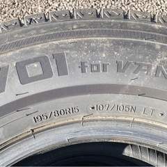 DUNLOP 195/80R15 24年製　スタッドレスタイヤ　バリ山の画像