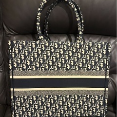 Dior ブックトートの画像