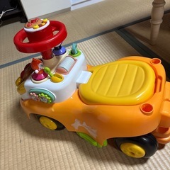 ベビーカーとアンパンマンよくばりビジーカーの画像