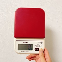 製菓用品と計りのセットの画像