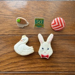 【5つ】バッジ ブローチ まとめ売り 個別売り うさぎ 白鳥の画像