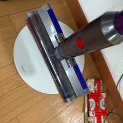 ダイソン　掃除機　公式台座つき　Dyson Digital Slim Fluffy (SV18 FF H) の画像