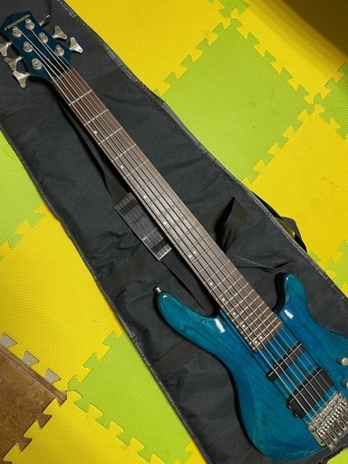 ほぼ新品　ベースギター　ケース付き