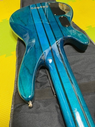 ほぼ新品　ベースギター　ケース付き