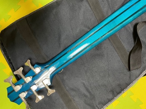 ほぼ新品　ベースギター　ケース付き