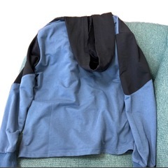 パーカーポケット付き子供服の画像