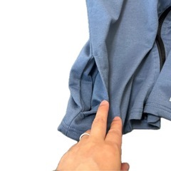 パーカーポケット付き子供服の画像