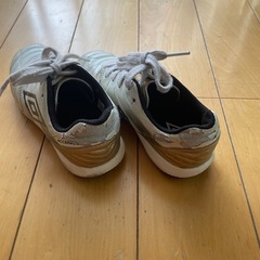UMBRO　アクセレイター　ジュニア用　18cm トレーニングシューズ　幅広ワイドモデルの画像
