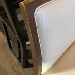 ダイニングテーブルと長椅子の画像