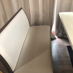 ダイニングテーブルと長椅子の画像
