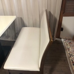 ダイニングテーブルと長椅子の画像