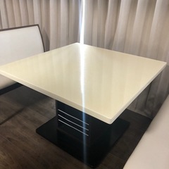 ダイニングテーブルと長椅子の画像