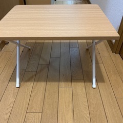 折りたたみテーブルの画像