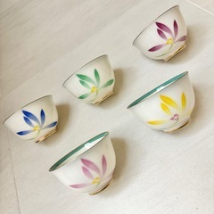 【ネット決済・配送】  未使用美品　香蘭社　湯呑み　5客セット　花柄　5色　箱付き の画像