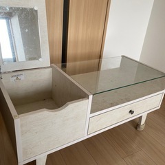 ドレッサー付きテーブルの画像