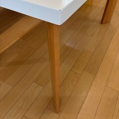 ダイニングテーブル4人用（椅子もあり）の画像