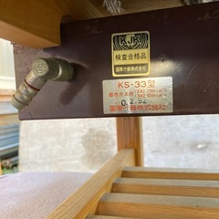 コンロ付きテーブルと椅子のセットの画像