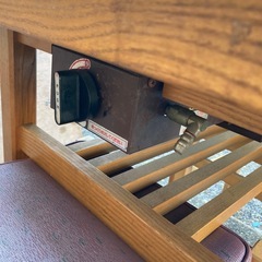 コンロ付きテーブルと椅子のセットの画像