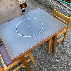 コンロ付きテーブルと椅子のセットの画像