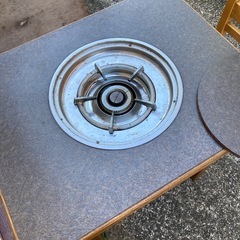 コンロ付きテーブルと椅子のセットの画像